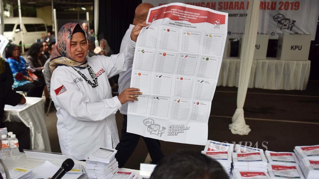 Warga memeriksa kondisi surat suara dalam Simulasi Pemungutan dan Penghitungan Suara Pemilu Serentak 2019 di halaman parkir Gedung Komisi Pemilihan Umum (KPU) Jalan Imam Bonjol, Jakarta Pusat, Selasa (12/3/2019). 