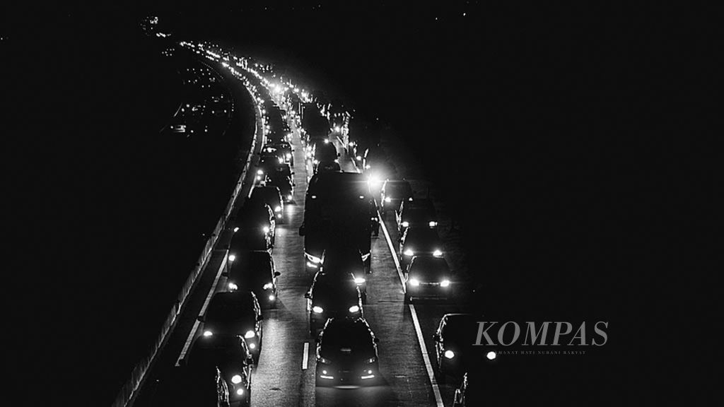 Deretan ribuan mobil pemudik antre keluar Jalan Tol Purbaleunyi di Gerbang Cileunyi, Kabupaten Bandung, Jawa Barat, Kamis (22/6). Puncak arus mudik Lebaran 2017 diperkirakan pada Kamis (22/6) dan Jumat (23/6). 