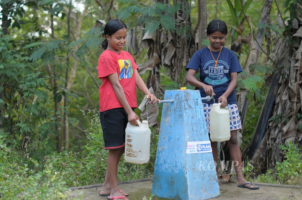 Anak-anak memperagakan pengambilan air bersih dari jaringan pipa yang dibangun berkat bantuan Plan Indonesia di Desa Falas, Kecamatan Kie, Kabupaten Timor Tengah Selatan, Nusa Tenggara Timur, Senin (30/5/2022).