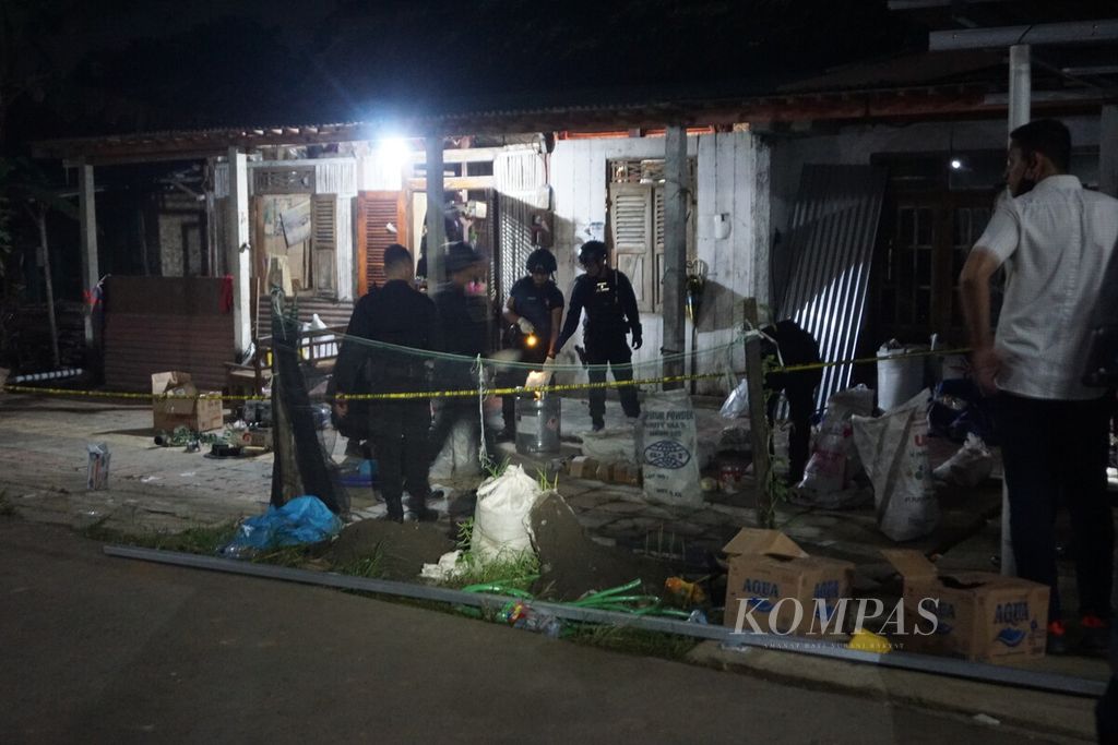 Sejumlah barang bukti dari lokasi ledakan dikumpulkan tim kepolisian dan dimasukkan dalam karung serta kardus, Selasa (14/6/2022) malam di Desa Randegan, Kebasen, Banyumas, Jawa Tengah.