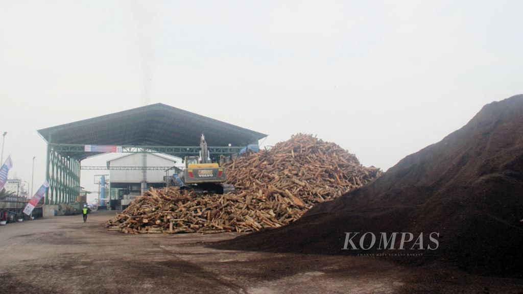Pembangkit Listrik Tenaga Biomassa (PLTBm) Siantan di Kabupaten Mempawah, Kalimantan Barat, Senin (24/9/2018). PLTBm ini memanfaatkan limbah cangkang dan kayu kelapa sawit, yang selama ini dipandang mencemari lingkungan, sebagai bahan bakar.