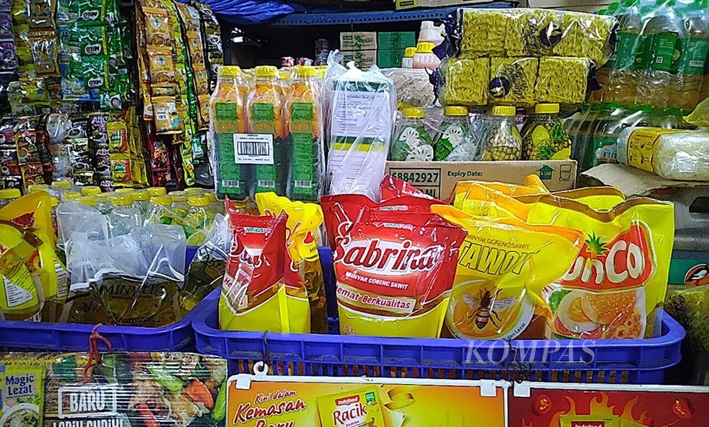 Sejumlah komoditas kebutuhan pokok dijual di pasar dan toko di Kota Denpasar, Rabu (15/2/2023).