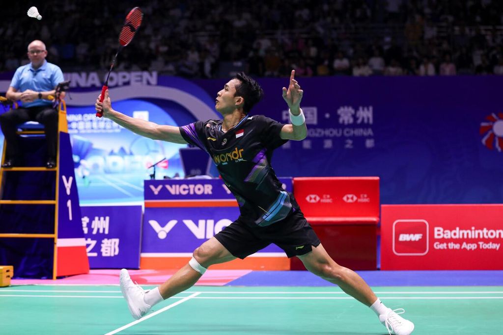 Jonatan Christie dikalahkan wakil China, Weng Hong Yang, pada semifinal turnamen China Terbuka di Changzhou Olympics Sports Centre, Sabtu (21/9/2024). Jonatan kalah dengan skor 17-21, 18-21.