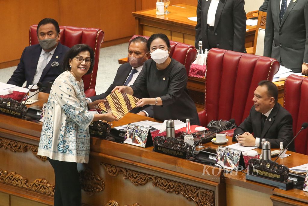 Menteri Keuangan Sri Mulyani Indrawati (kiri depan) menyerahkan laporan pertanggungjawaban pelaksanaan APBN tahun 2021 kepada Ketua DPR Puan Maharani dalam Rapat Paripurna DPR di Kompleks Parlemen, Senayan, Jakarta, 30 Juni 2022. 