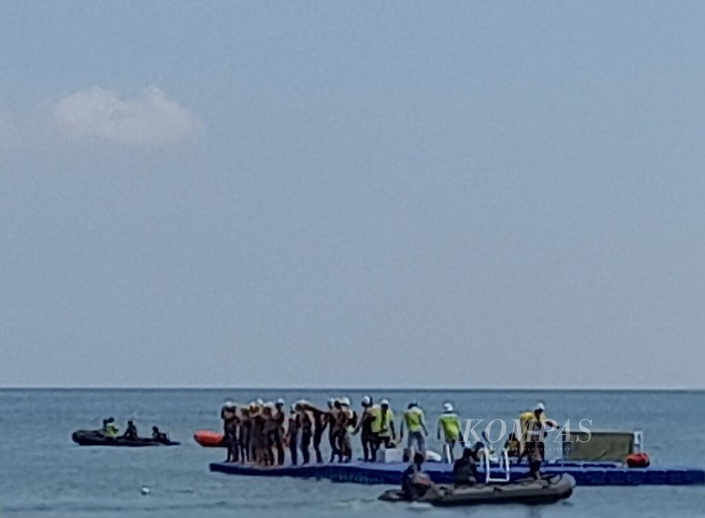 Peserta lomba renang perairan terbuka nomor 10K putra 2nd Southeast Asian Open Water Swimming Championship (SEA OWS) bersiap memulai perlombaan di Pantai Jimbaran, Kuta Selatan, Badung, Bali, Sabtu (29/6/2024).