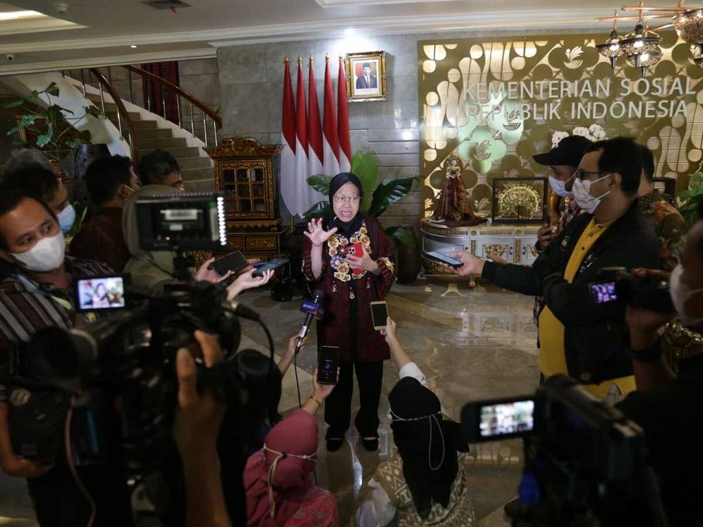 Menteri Sosial Tri Rismaharini (tengah) memberikan keterangan soal distribusi bantuan langsung tunai bahan bakar minyak (BLT BBM) di Jakarta, Jumat (2/9/2022).