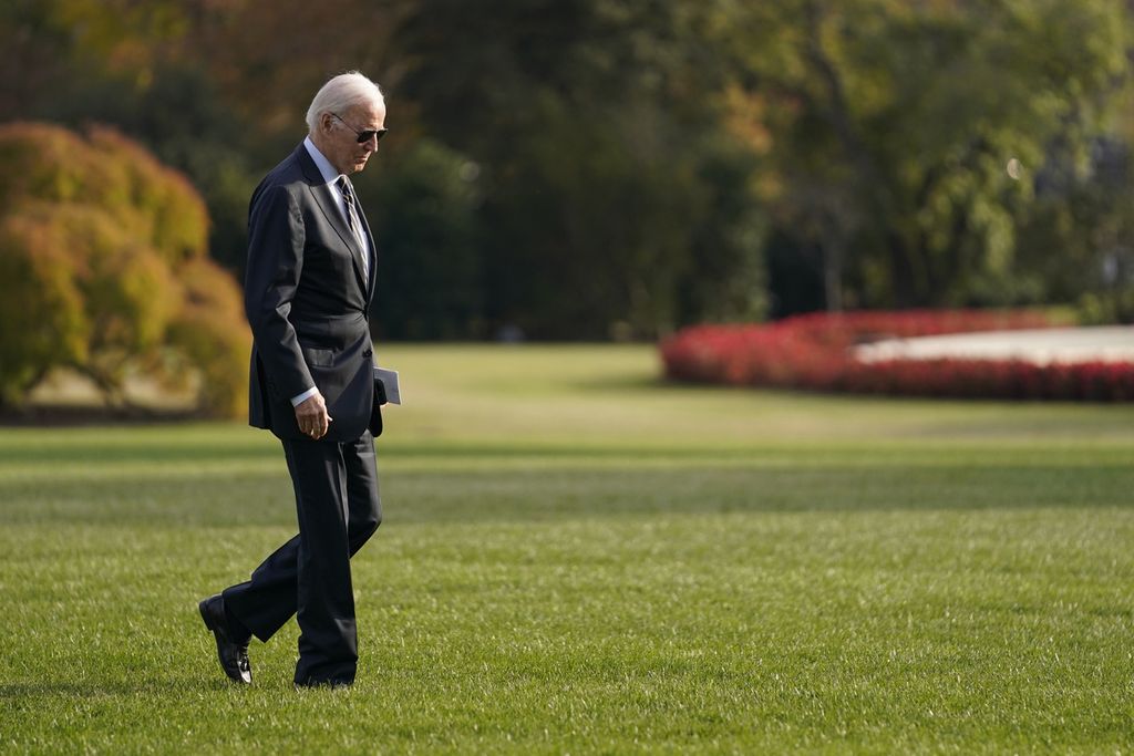 Presiden Amerika Serikat Joe Biden berjalan menuju helikopter Marine One di Gedung Putih, Senin (6/11/2023). Biden dikabarkan mengontak Perdana Menteri Israel untuk meminta jeda perang, tetapi ditolak. 