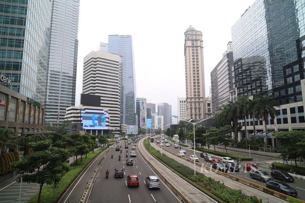 Gedung-gedung pencakar langit menyesaki sepanjang Jalan Jenderal Sudirman, Jakarta, Kamis (14/3/2024).