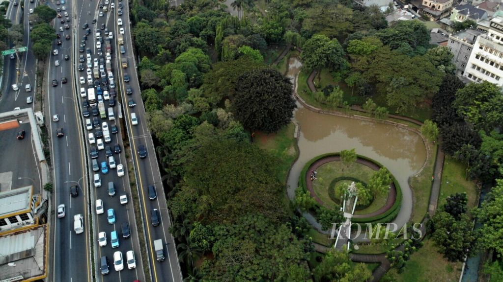 Foto aerial Taman Cattleya di Jakarta Barat, Jumat (12/7/2019). Taman seluas 3,5 hektar yang terletak di sudut persimpangan antara Jalan S Parman dan Tol Jakarta-Merak, di seberang kompleks Taman Anggrek ini banyak dimanfaatkan warga untuk berolahraga santai. 