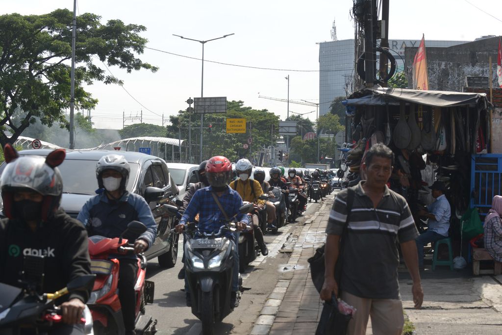 Kemacetan terjadi di Jalan Sultan Agung, Jakarta Selatan, Kamis (15/12/2022) pagi.