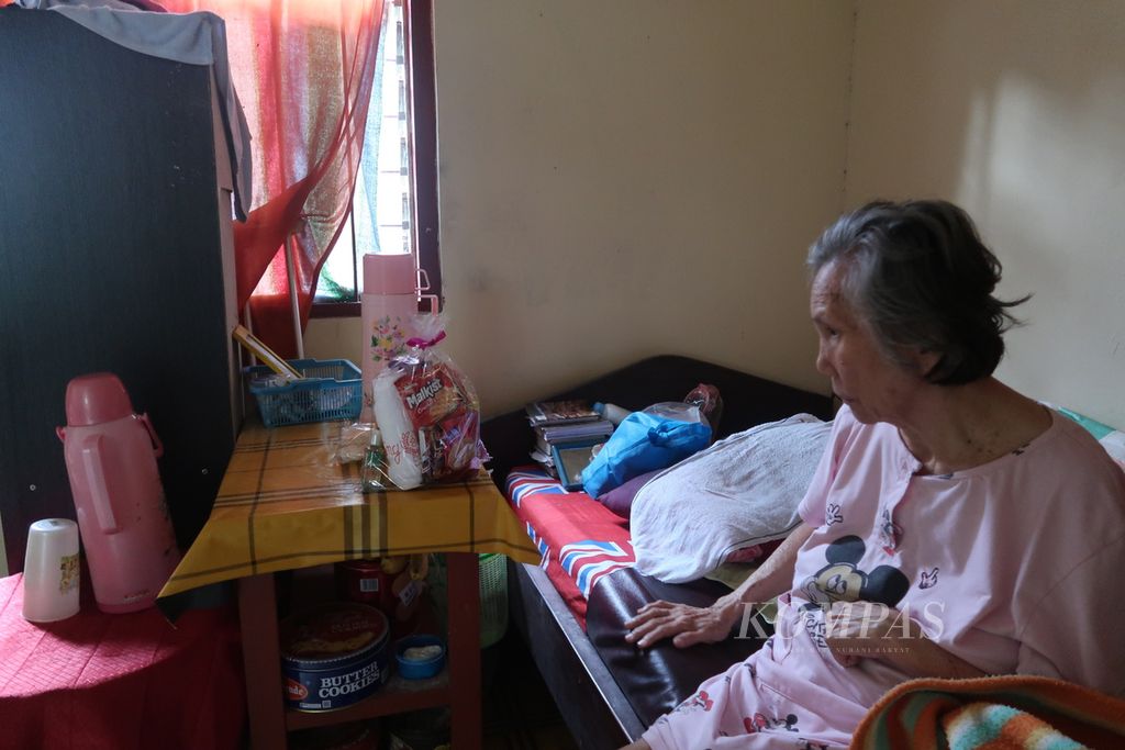 Dey Samola (72) melihat bingkisan Natal yang dibagikan kepada para penghuni Lembaga Kesejahteraan Sosial Lanjut Usia Damai di Ranomuut Lingkungan VII, Paal Dua, Manado, Sulawesi Utara. Di panti wreda tersebut, 24 perempuan lansia tinggal di sana. 