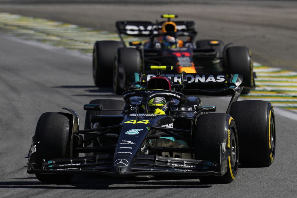 Pebalap Mercedes, Lewis Hamilton, tampil tak maksimal di Formula 1 seri Brasil karena performa mobilnya yang buruk, Senin (6/11/2023) dini hari WIB. 