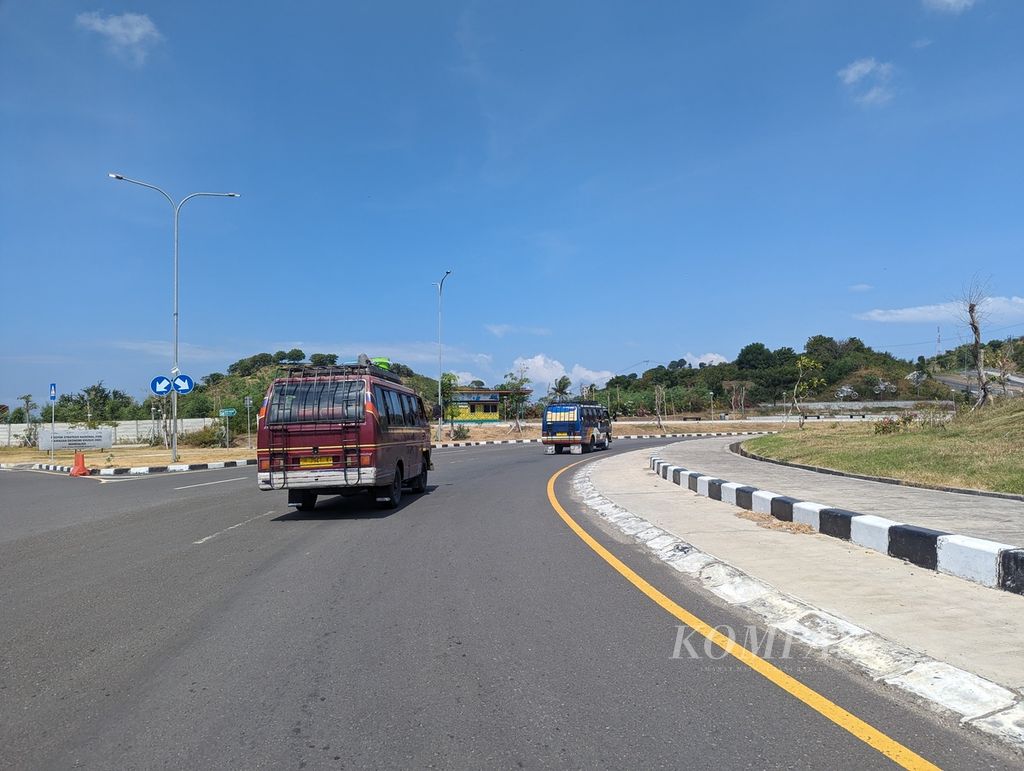 Residents use small trucks or inter-district vehicles to vacation in the Mandalika, Kuta, Pujut, Central Lombok area in NTB, as seen on Thursday (23/5/2024). The use of vehicles should be in accordance with their intended purpose to avoid accidents.