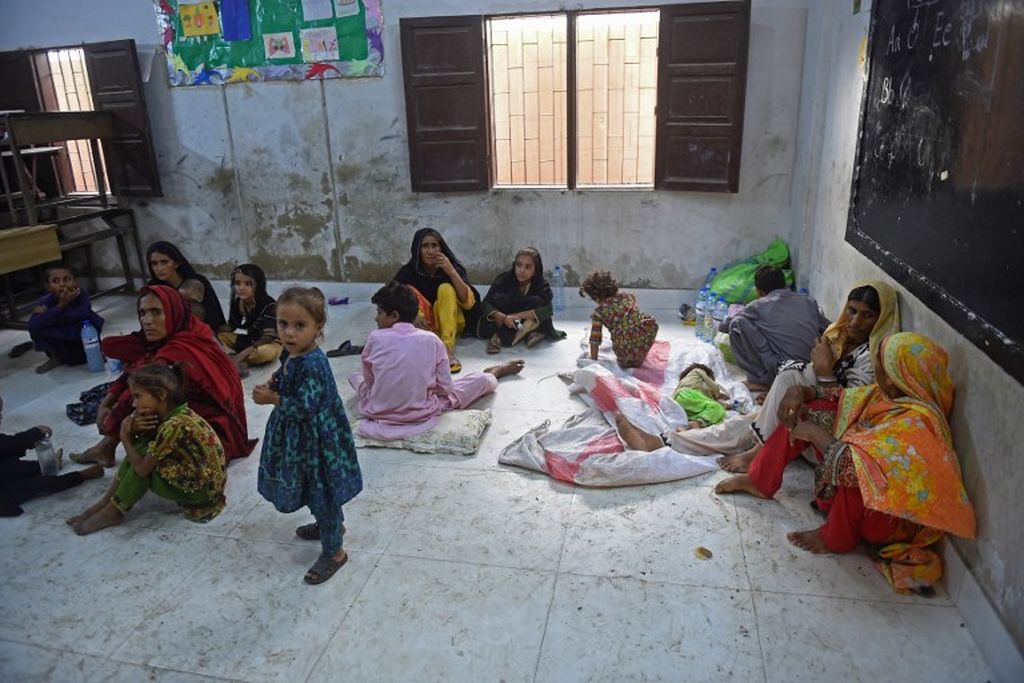 Keluarga korban banjir yang dievakuasi dari Provinsi Sindh berlindung di sebuah sekolah di Karachi, Kamis, 25 Agustus 2022. Berdasarkan badan bencana nasional Pakistan pada 25 Agustus, 903 orang tewas akibat banjir sejak Juni, dan hampir 200.000 orang mengungsi. Rumah mereka di daerah perdesaan.