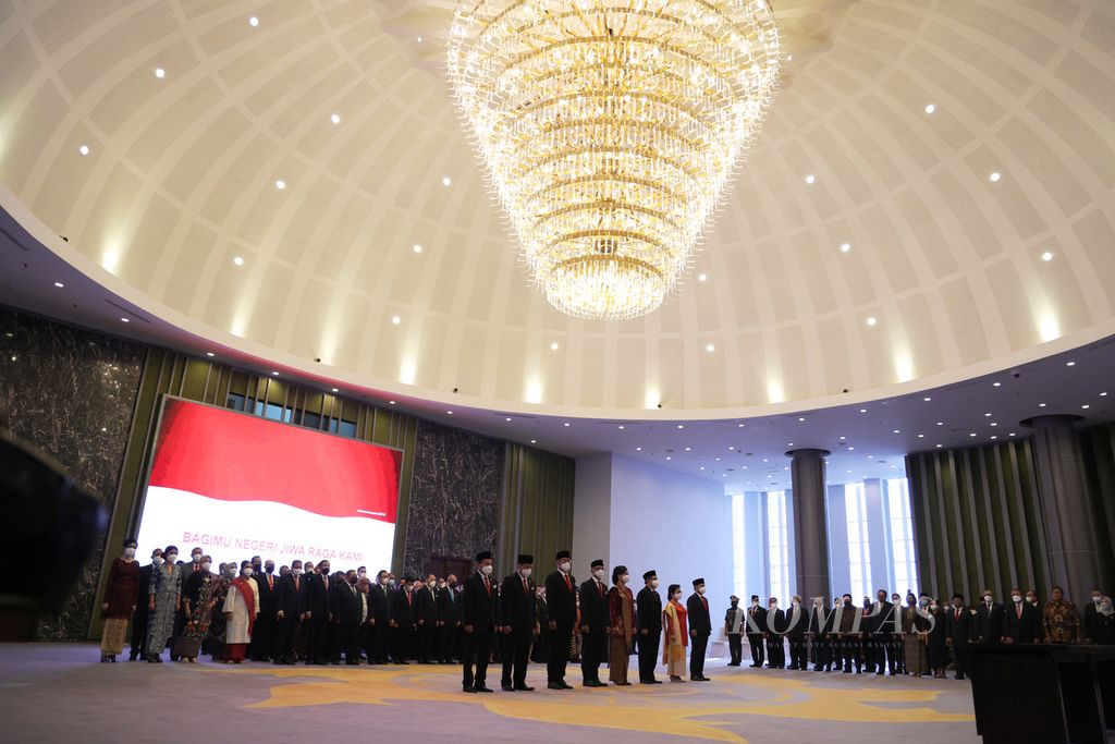 Suasana pelantikan Dewan Komisioner Otoritas Jasa Keuangan (OJK) periode 2022-2027 oleh Ketua Mahkamah Agung (MA) Muhammad Syarifuddin di Gedung MA, Jakarta, Rabu (20/7/2022). 