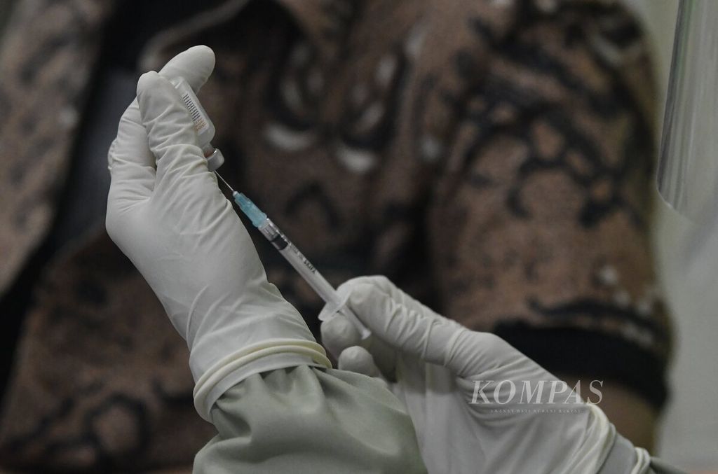 Vaksinator menyiapkan dosis vaksin Sinovac yang digunakan dalam vaksinasi Covid-19 di SMAN 20 Jakarta Pusat,  awal Juli 2021.  Pemerintah Provinsi DKI Jakarta mulai memberikan dosis pertama vaksin untuk anak berusia 12-17 tahun.  Pemerintah kini juga berencana untuk memberikan vaksin Covid-19 untuk anak usia enam bulan sampai sebelas tahun.