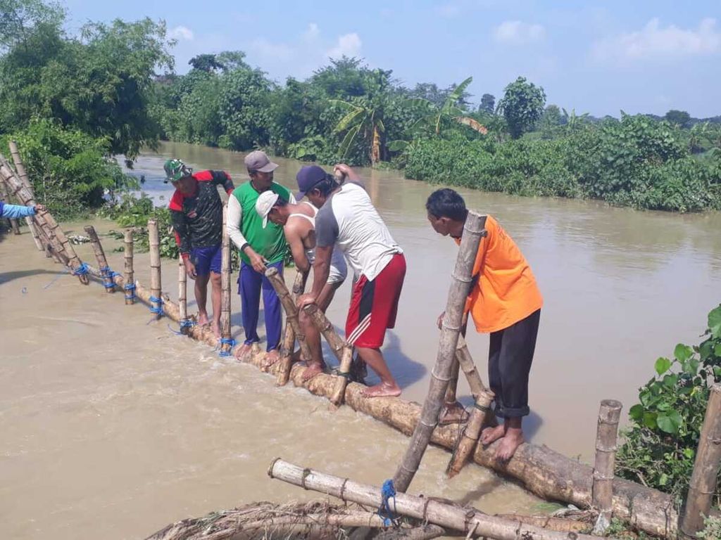 Warga Balun, Kecamatan Turi, Kabupaten Lamongan, Jawa Timur Sabtu (6/4/2019) bergotong royong menutup tanggul jebol.