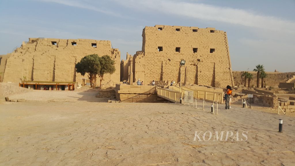 Pemandangan kuil Karnakdi kota Luxor pada Sabtu (5/3/2022). Kuil Karnak dibangun pada era kekuasaan Senusret I dari dinasti pertengahan pada 2000 SM - 1700 SM atau 4022 tahun lalu. terlihat banyak turis asing dan lokal berkunjung ke kuil Karnak 