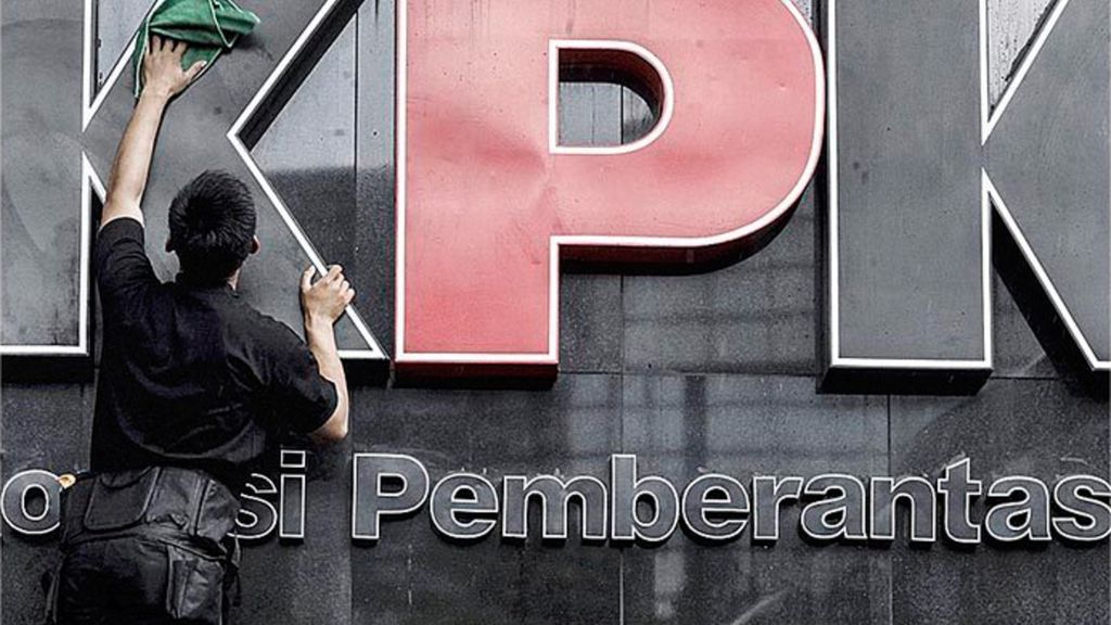 Pekerja membersihkan logo Komisi Pemberantasan Korupsi di Gedung KPK, Jakarta, Senin (5/2). Dari hasil penindakan rasuah sepanjang tahun 2017, KPK mengklaim telah berhasil mengembalikan uang sebesar Rp 276,6 miliar kepada negara, dari uang tindak pidana korupsi dan pencucian uang serta hibah barang rampasan.