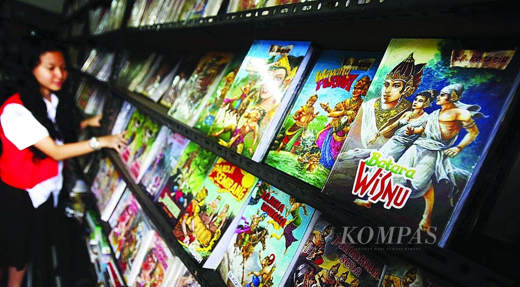 Ratusan judul buku komik wayang karya Raden Ahmad Kosasih terpajang rapi di Toko Buku Maranatha, Jalan Inggit Ganarsih, Ciateul, Bandung, Jawa Barat, Rabu (25/7).