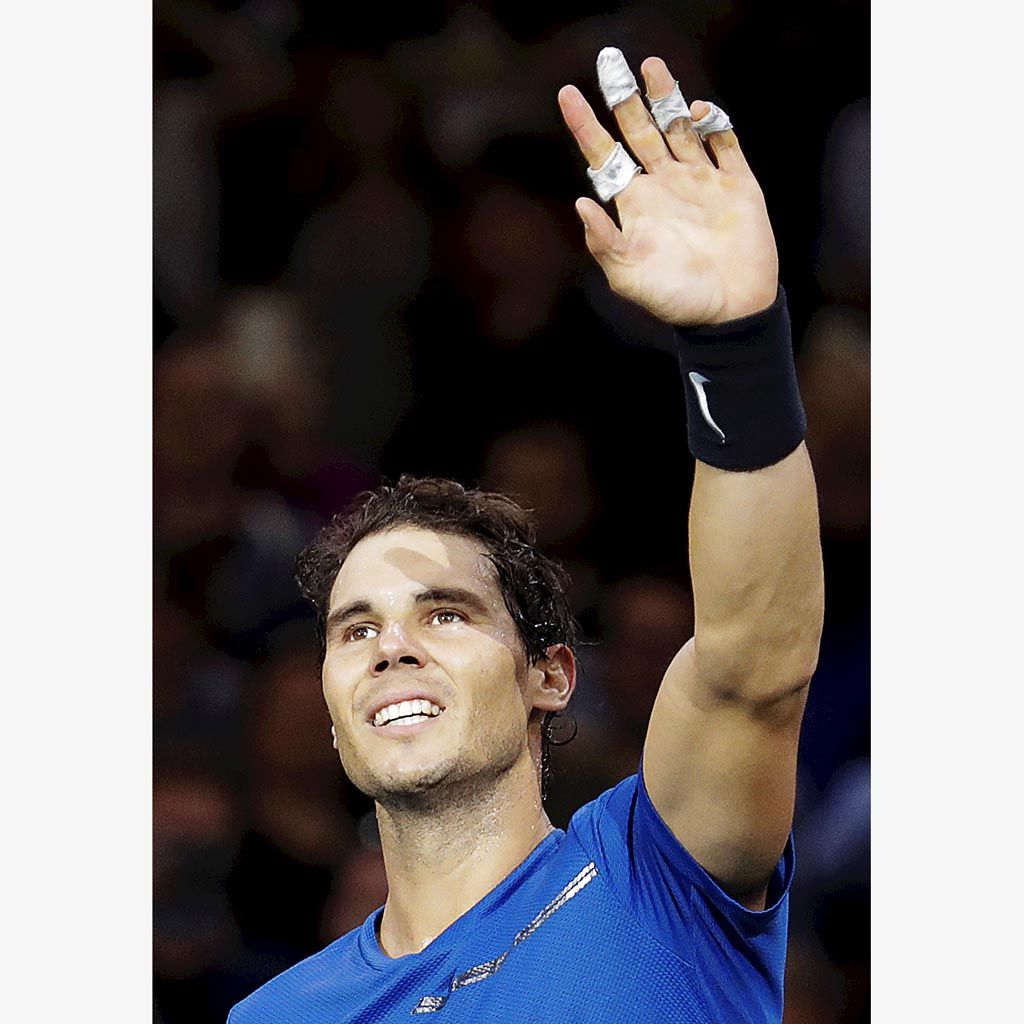 Petenis Spanyol, Rafael Nadal, merayakan kemenangan 7-5, 6-3 atas petenis Korea Selatan, Hyeon Chung, pada babak kedua ATP Masters 1000 di Paris, Perancis, Rabu (1/11). Kemenangan itu memastikan Nadal mengakhiri musim 2017 sebagai petenis nomor satu dunia, mengulangi pencapaian pada 2008, 2010, dan 2013.