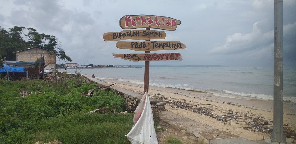 Papan peringatan larangan membuang sampah di Pantai Kelurahan Pasir Panjang, Kupang, (1/2/2022), tetapi masih banyak warga sengaja mengabaikan larangan itu,
