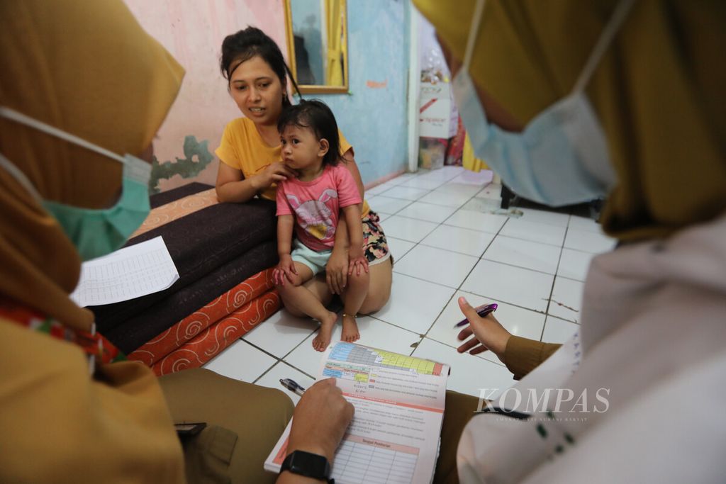 Dokter Puskesmas Kecamatan Kramatjati yang didampingi kader posyandu setempat, petugas dasawisma, unsur RT, di Kramatjati, Jakarta Timur, memonitor cakupan sasaran imunisasi dengan mendatangi langsung  rumah warga, Selasa (22/11/2022). Tenaga kesehatan puskesmas ini melakukan kegiatan <i>rapid convenience assesment</i> (RCA) atau penilaian cepat untuk mengetahui sasaran dan kisaran cakupan imunisasi di suatu wilayah. 