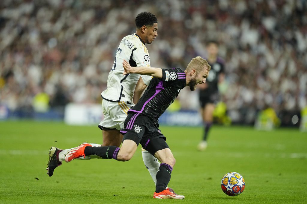Real Madrid's midfielder, Jude Bellingham (left), is battling for the ball with Bayern Munich player, Konrad Laimer, in the second leg of the Champions League semi-finals, early morning on Thursday (9/5/2024) WIB.