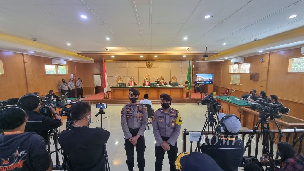 Suasana sidang kasus kekerasan seksual terhadap belasan santri di Pengadilan Negeri Kelas 1A Khusus Bandung, Jawa Barat, Selasa (15/2/2022).