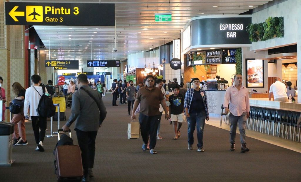 Pergerakan penumpang di area Bandara Internasional I Gusti Ngurah Rai, Badung.