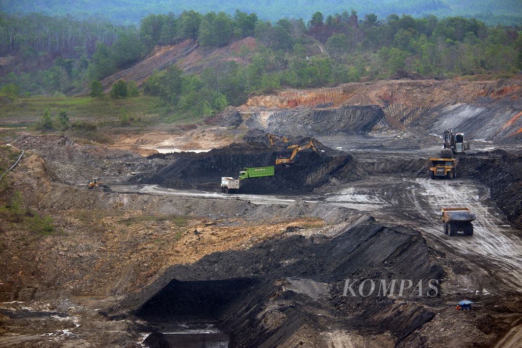 Tampak dump truck (warna hijau) memuat batubara di pertambangan batubara Asam-Asam milik PT Arutmin Indonesia, di Kabupaten Tanah Laut, Kalimantan Selatan, Selasa (24/10/2023). Tambang Asam-Asam memproduksi 3,2 juta ton batubara per tahun, dan sebagian dipasok langsung ke Pembangkit Listrik Tenaga Uap (PLTU) Asam Asam, Tanah Laut.