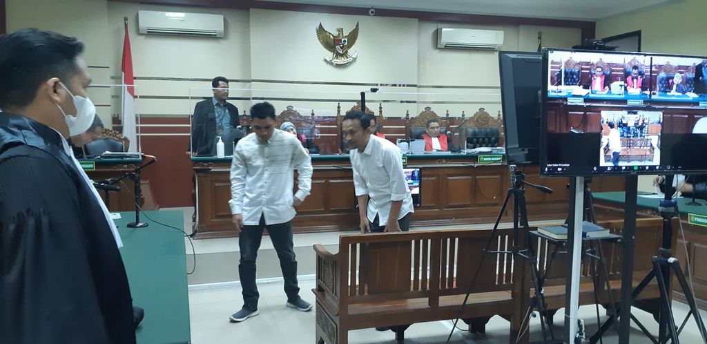 Dua terdakwa pemberi suap Wakil Ketua DPRD Jatim Sahat Tua Simanjuntak dalam kasus dana hibah APBD Jatim jalani sidang perdana, Selasa (7/3/2023). 