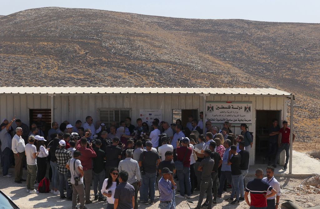 Delegasi Uni Eropa untuk Tepi Barat dan Jalur Gaza mengunjungi sebuah bangunan sekolah di Desa Ain Samiya, Ramallah timur, Jumat (12/8/2022). Sekolah yang dibangun oleh Uni Eropa pada Januari 2022 tersebut terancam dihancurkan oleh militer Israel.