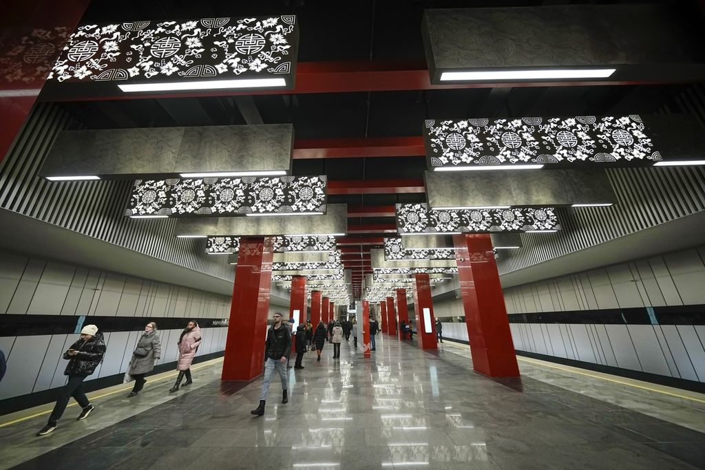 Pemandangan di stasiun Michurinsky - salah satu stasiun Big Circle Line (BCL), bagian dari jalur kereta bawah tanah Moscow Metro - yang dibuat dengan nuansa China, Jumat (17/3/2023). 
