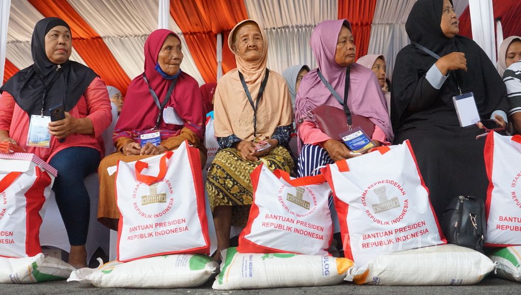 Para warga penerima manfaat bantuan pangan menanti kedatangan Presiden Joko Widodo yang akan menyerahkan bantuan tersebut di Gudang Bulog Meger, Kabupaten Klaten, Jawa Tengah, Rabu (31/1/2024). 