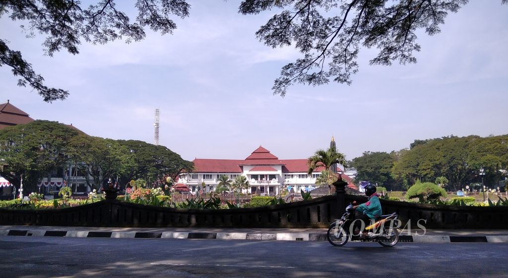 Pengendara sepeda motor melintas di Jalan Tugu yang melingkari Alun-alun Tugu di depan Gedung Balai Kota Malang, Jawa Timur, pertengahan Mei 2020 lalu. 