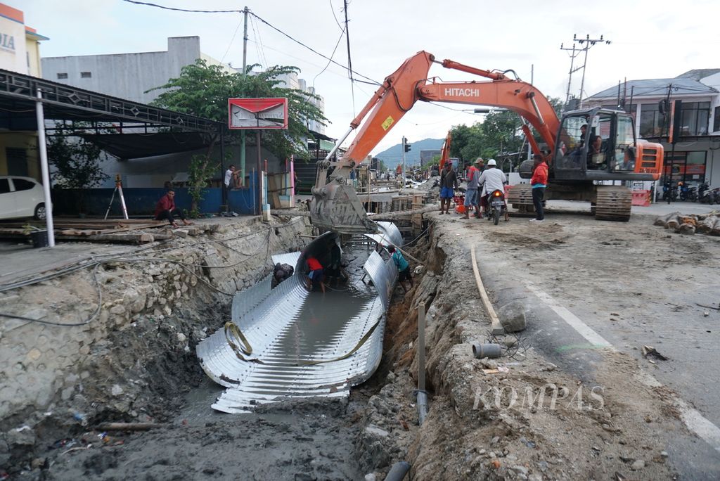 Pembangunan saluran air sedang berlangsung di Kelurahan Heledulaa, Kota Gorontalo, Provinsi Gorontalo, Kamis (6/10/2022).