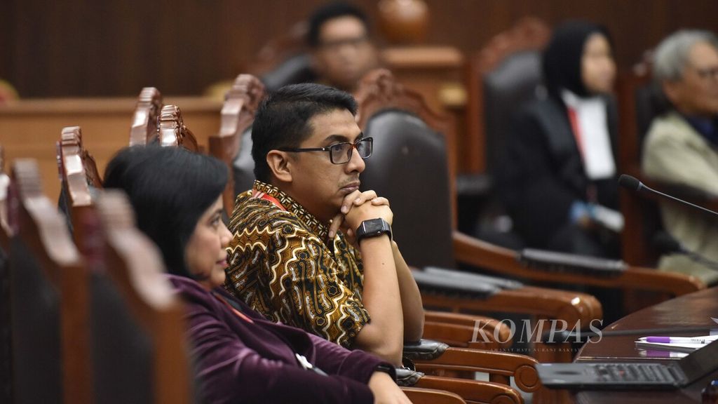 Akademisi hukum tata negara Zainal Arifin Muchtar (kanan) dan Bivitri Susanti (kiri) hadir sebagai ahli dalam sidang pengujian formil atas Undang-Undang Nomor 19 Tahun 2019 tentang Perubahan Kedua atas Undang-Undang Nomor 30 Tahun 2002 tentang KPK di Mahkamah Konstitusi, Jakarta, Rabu (19/2/2020). 
