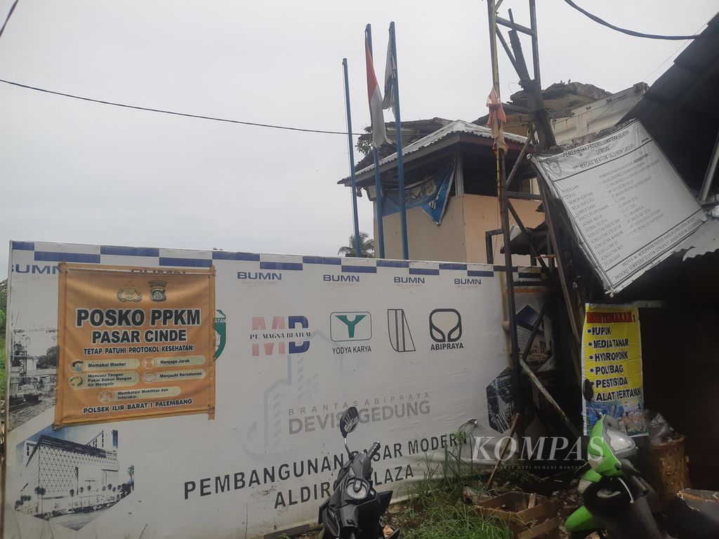 Kondisi Pasar Cinde Palembang yang mangkrak karena pembangunan yang tidak selesai, Jumat (17/6/2022). Pemprov Sumsel berencanan untuk membangun kembali Pasar Cinde di tahun 2023 mendatang.