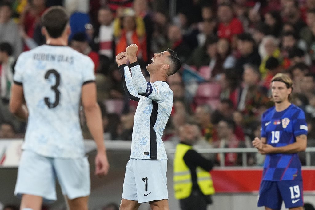 Penyerang Portugal Cristiano Ronaldo merayakan gol ke gawang Kroasia pada laga Liga Nasional Eropa di Lisabon, Jumat (6/9/2024) dini hari WIB. Portugal menang dengan skor 2-1.