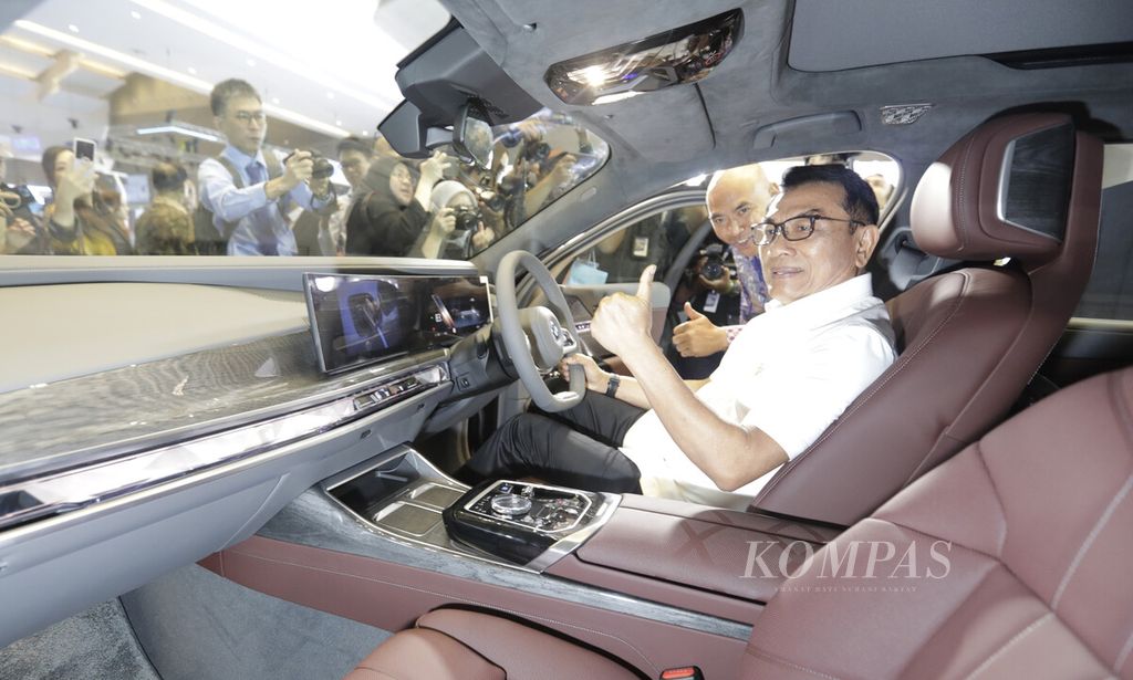 Ketua Umum Perkumpulan Industri Kendaraan Listrik Indonesia (Periklindo) Moeldoko mencoba kabin mobil sedan listrik saat pameran otomotif Periklindo Electric Vehicles Show (PEVS) 2024 di Jakarta International Expo (JIEXpo), Kemayoran, Selasa (30/4/2024). PEVS 2024 merupakan ajang pameran kendaraan listrik terbesar di Asia Tenggara.  