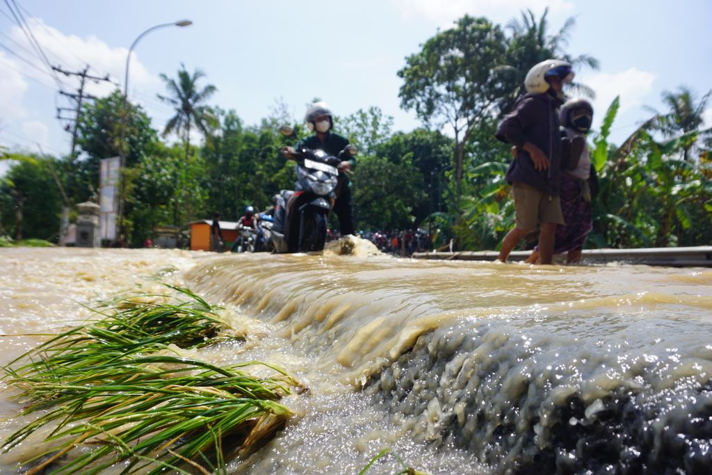 Ilustrasi: Banjir menggenangi akses jalan dari Jeruklegi ke Kawunganten di Kabupaten Cilacap, Jawa Tengah, Rabu (21/7/2021). Ketinggian banjir mencapai 50 sentimeter dan petugas memberlakukan buka-tutup jalan.