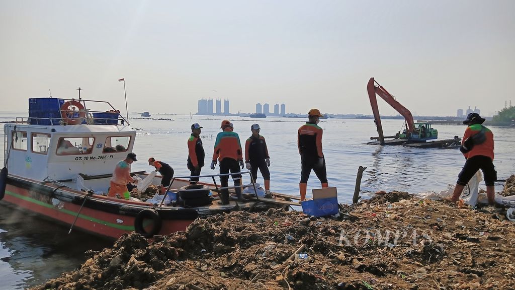 Sejumlah petugas memindahkan sampah dalam karung ke kapal, Sabtu (7/9/2024).