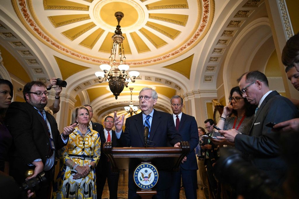 Pemimpin Minoritas Senat AS Mitch McConnell memberikan keterangan pada konferensi pers di gedung Capitol di Washington DC, AS, 31 Mei 2023.