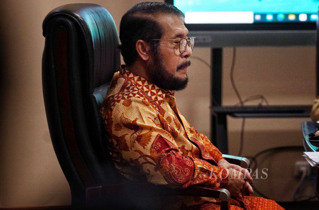 Ketua Mahkamah Konstitusi Anwar Usman saat memenuhi panggilan sidang etik dengan agenda pemeriksaan dirinya sebagai terlapor oleh Majelis Kehormatan Mahkamah Konstitusi, di Gedung 2 Mahkamah Konstitusi, Jakarta, Selasa (31/10/2023).