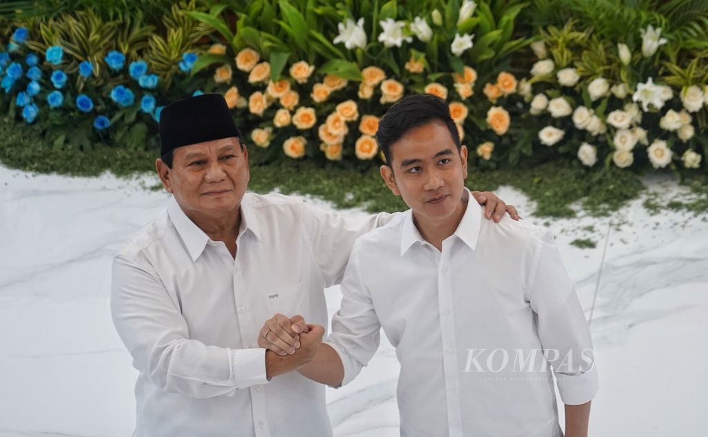 Presiden dan wakil presiden terpilih Prabowo Subianto dan Gibran Rakabuming Raka di Gedung KPU, Jakarta, Rabu (24/4/2024). 