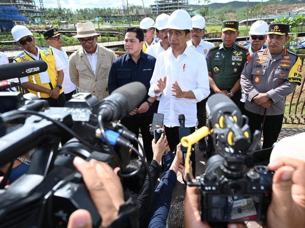 Presiden Joko Widodo memberikan keterangan kepada wartawan di Sumbu Kebangsaan Ibu Kota Nusantara (IKN), Rabu (17/1/2024). Menurut rencana, Upacara Peringatan HUT RI tahun ini dilangsungkan di IKN. 