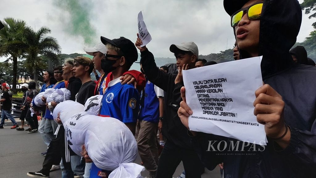 Selain membentangkan sejumlah poster bernada tuntutan dalam aksi yang dilakukan di depan Balai Kota Malang, Jawa Timur, Kamis (27/10/2022), Aremania juga membawa boneka dan keranda mayat sebagai simbol banyaknya korban dalam tragedi 1 Oktober lalu.