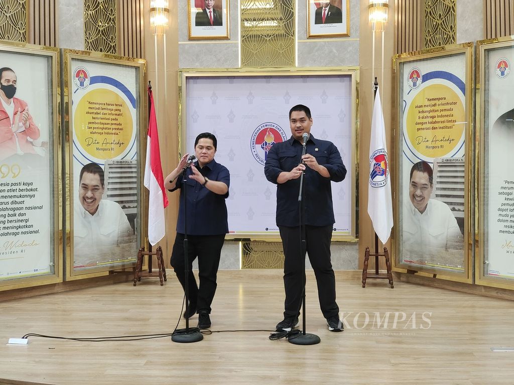 Ketua Umum PSSI sekaligus Menteri BUMN Erick Thohir (kiri) dan Menpora Dito Ariotedjo memberikan keterangan pers mengenai hasil rapat koordinasi persiapan Piala Dunia U-17 2023 di Kantor Kemenpora, Jakarta, Jumat (7/7/2023). 