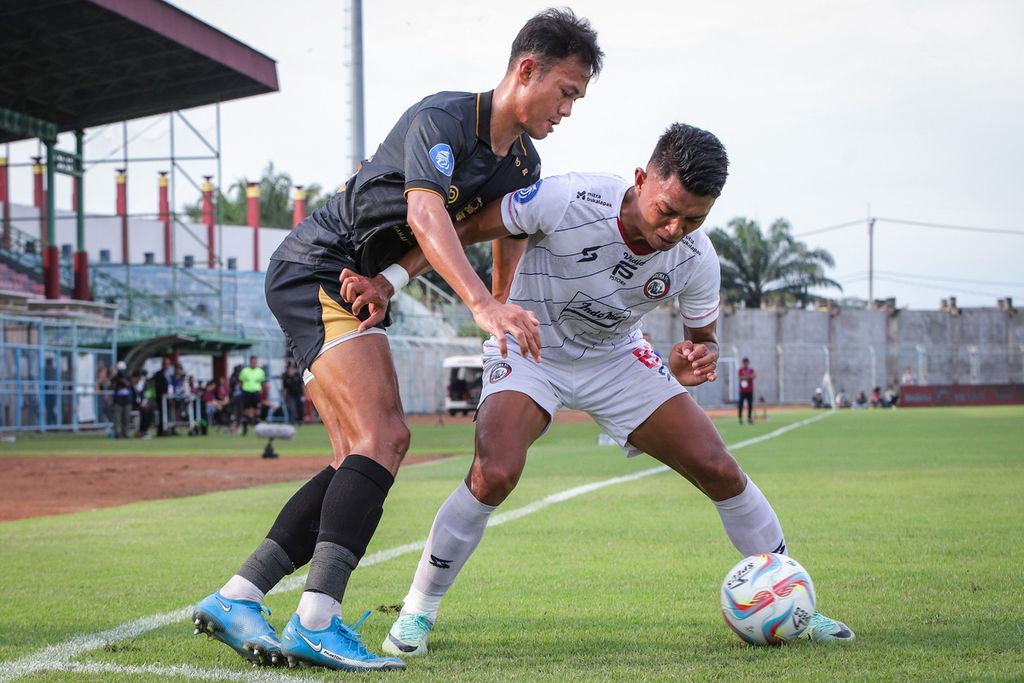Pemain Madura United, Koko Ari Araya (kiri), berebut bola dengan pemain Arema FC, Dedik Setiawan, pada laga BRI Liga 1 di Stadion Gelora Bangkalan, Bangkalan, Jawa Timur, Selasa (30/4/2024). Madura berhasil lolos ke <i>championship series</i> setelah bermain imbang 0-0.